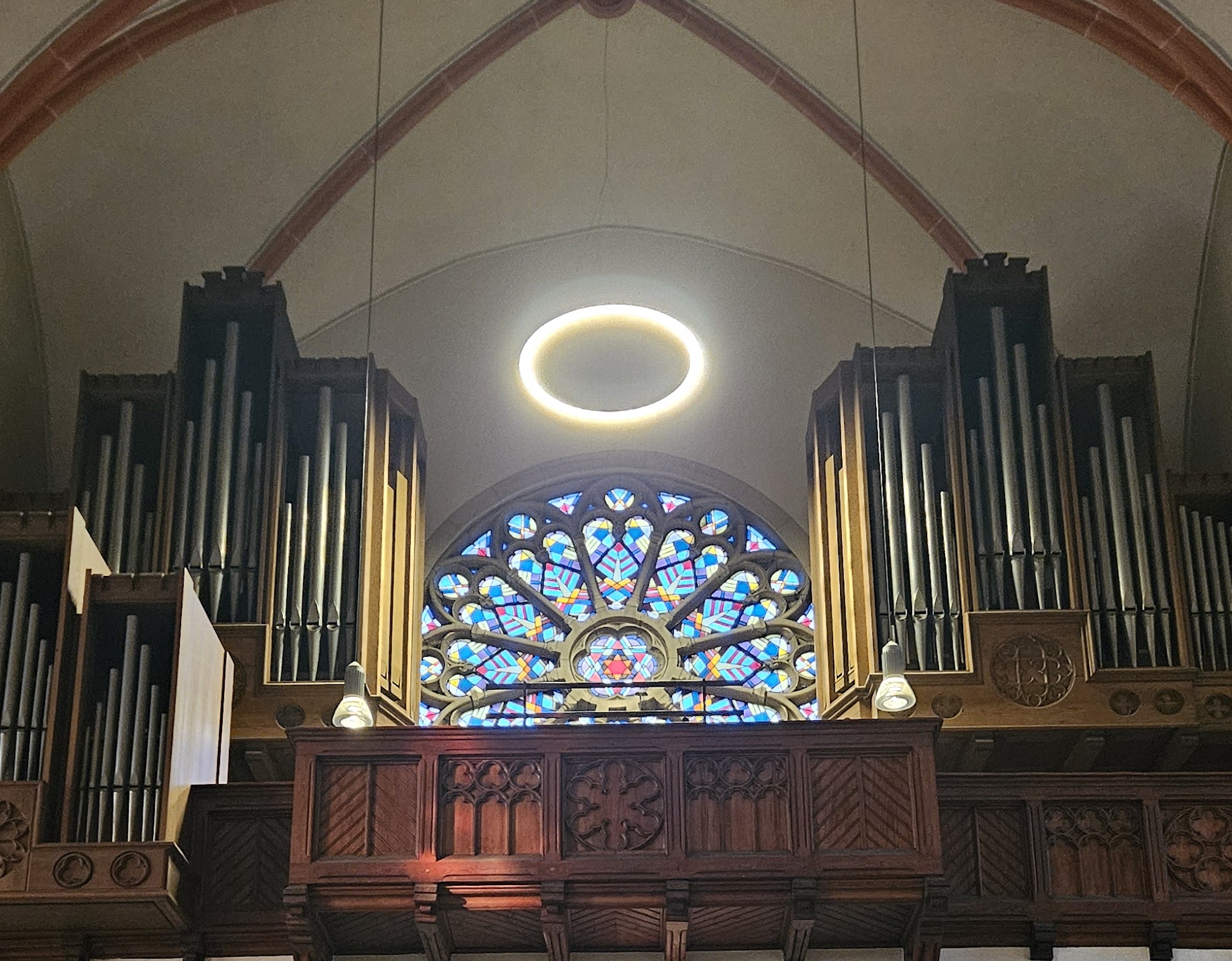 Neue Deckenleuchte und Außenbeleuchtung in der Herz-Jesu-Kirche