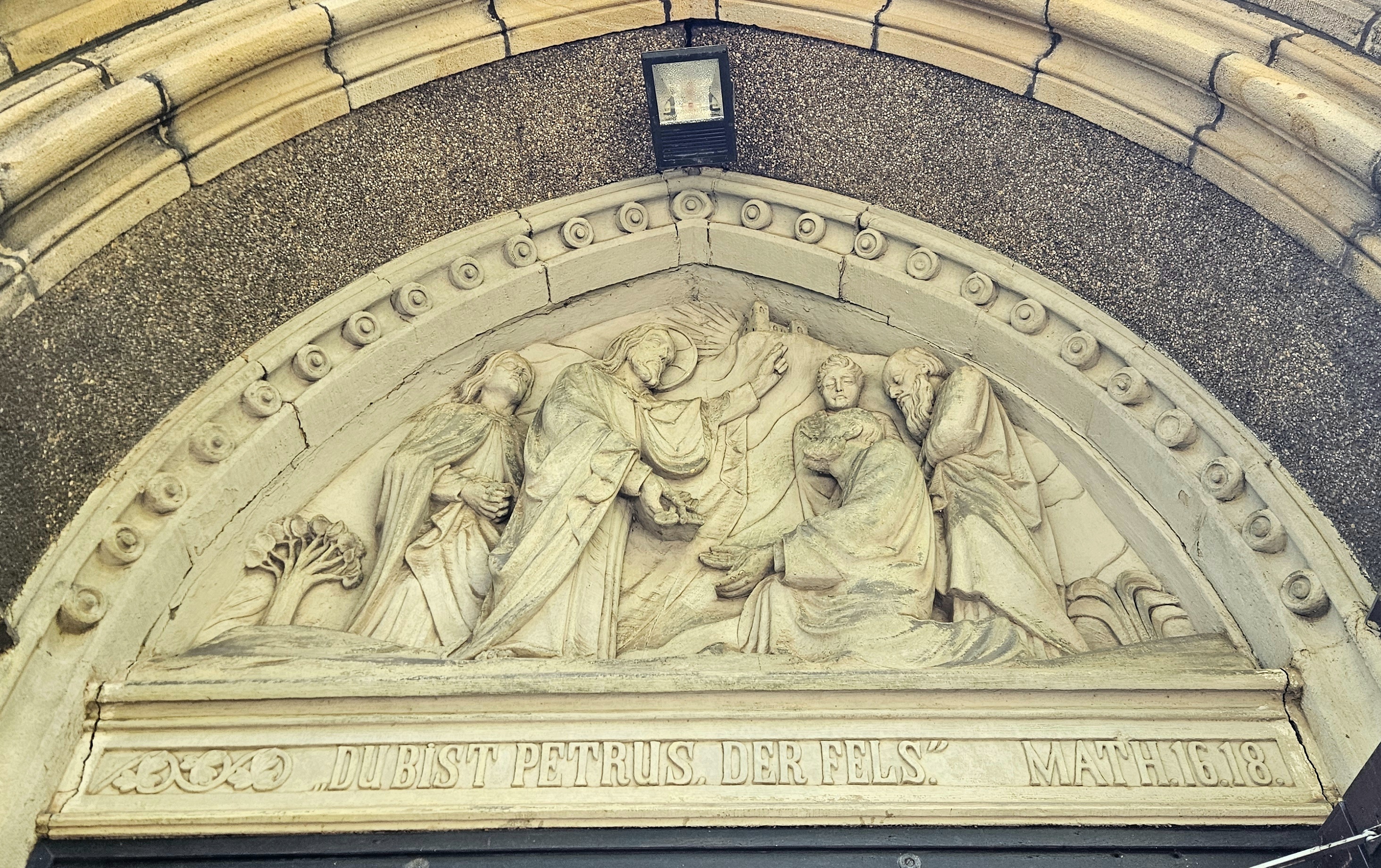 Reinigung der Bilder über den Kirchportalen